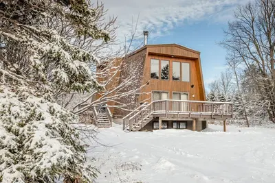 Image de Maison de vacances avec All Façade en verre Fenêtres & Vue magnifique de la colline de ski