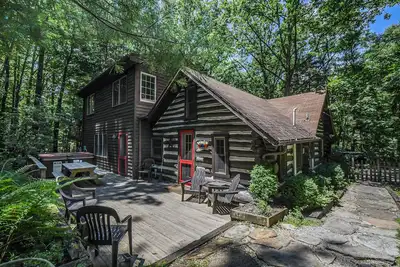 Image de Magnifiquement chaleureux et accueillant Log Home éclatant de caractère!