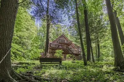 Image de Emplacement tranquille au bord du ruisseau près de Wisp Resort!