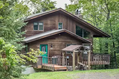 Image de Une maison de vacances spacieuse Trailside avec grande cheminée en pierre, bain à remous intérieur et permet aux chiens
