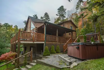 Image de Magnifique maison en bois rond avec bord de lac spectaculaire