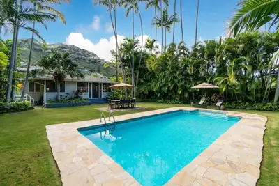 Image de Mokulua Aina ~ 3 ch ~ Lanikai Hawaiian Retreat w \/ Pool ~ Étapes vers la plage de sable blanc