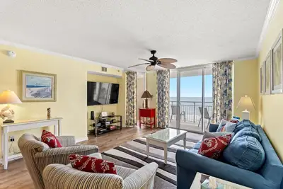 Image de Magnifique condo Direct en bord de mer, mobilier haut de gamme et équipements de qualité