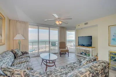 Image de Condo de luxe en bord de mer, bien entretenu, très bien situé et commodités