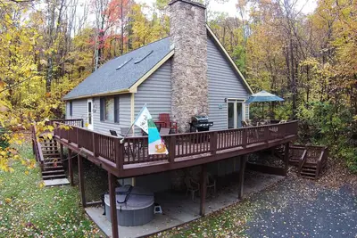 Adorable chalet dans un cadre paisible avec plusieurs tables de jeux!