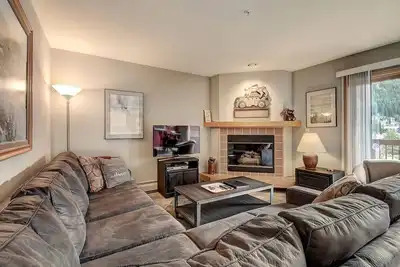 Image de Condo spacieux de 2 chambres situé au centre - à quelques pas des ascenseurs!
