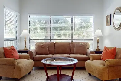 Image de Accès privé à la rivière Comal et à distance de marche de Schlitterbahn!
