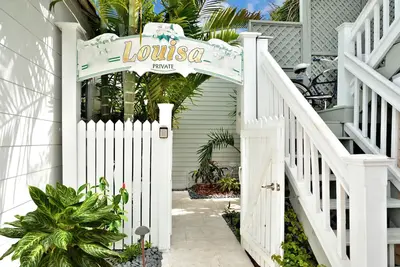 Image de Niché près de la pointe sud, Hideaway Louisa est-il!