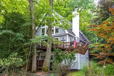 Havre d'été: maison au bord du lac idéalement situé avec vue panoramique!