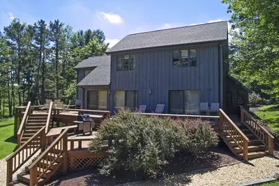 Image de Remarquable maison au bord du lac de 4 chambres sur 4 acres avec quai privé!