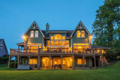 Image de Chalet au bord du lac avec piscine intérieure privée, 2 bains à remous et table de billard!