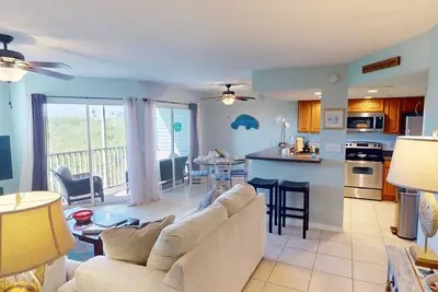 Image de Marchez jusqu'à la plage, les restaurants et les boutiques de ce condo récemment rénové. RÉSERVEZ En Juin �� $ 150!