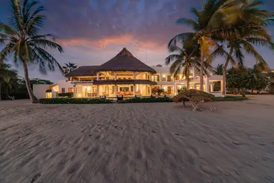 Image de Bliss en bord de mer | Luxury Oceanfront Estate | ** Tarifs réduits 2 - 5 Bdrm **