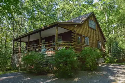 Image de Maison en bois rond classique dans un cadre boisé