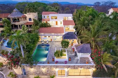 Image de Accès direct à la plage dans le quartier fermé | 4, 5 et 6 Bdrm disponibles!