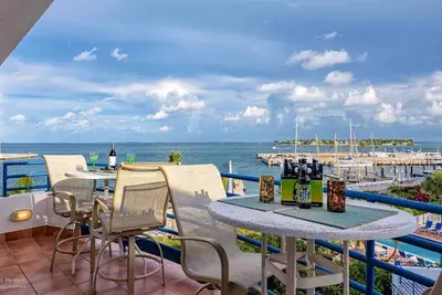 Image de << Gulfside Vistas @ L'Annexe >> Oceanfront Penthouse & Pool + Dernier Service CLÉ. . .