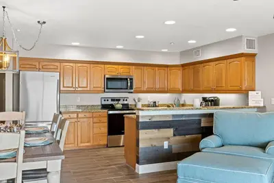 Image de Animaux acceptés en bord de mer, vue sur le golfe, 2 très grands lits, W / D, Wi-Fi et câble gratuits, piscine, bain à remous-303 Oceanway