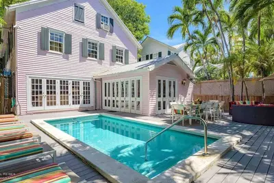 Image de << Star Of The Seaport @ Vieille Ville >> Prime Location & Pool + Derniers Services CLÉS. . .