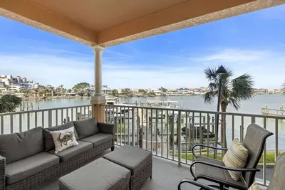 Image de Vue sur la marina sereine des dauphins, Wi-Fi gratuit, câble et téléphone, piscine, balcon, W / D -206 Harborview Grande