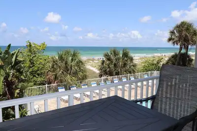 Image de Beauté en bord de mer, balcon avec vue sur le golfe, Wi-Fi gratuit, câble et téléphone, W / D, piscine-103 Hamilton House