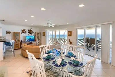 Image de Incroyable balcon en bord de mer, Wi-Fi et câble gratuits, W / D, chaises de plage, Master w / King - Cypress-n-Sun B-2