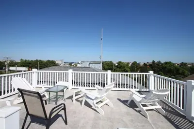 Image de Terrasse sur le toit et maison contemporaine spacieuse 3 pâtés de maisons de la plage avec golf gratuit, parc aquatique et plus encore!