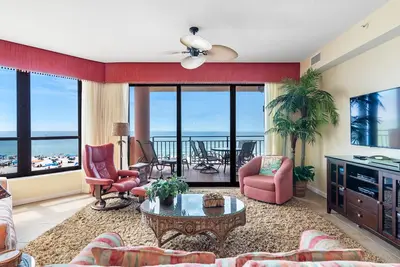 Image de 402e - Seules quelques marches sur le sable dans ce condo 2br / 2ba
