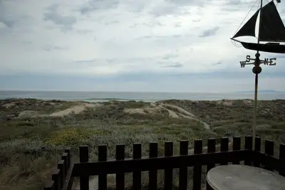 Image de Monterey Dunes Beachfront pas besoin de chaussures pour jouer dans le sable. . . Réservez maintenant sans attendre!
