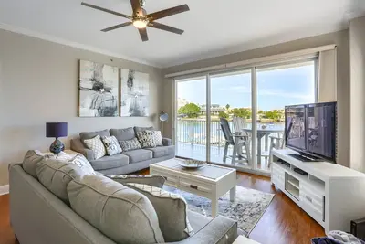 Image de Vues sur la marina, décoration design, cuisine gastronomique, grand balcon, W / D, Wi-Fi et câble, piscine -204 Bay Harbor