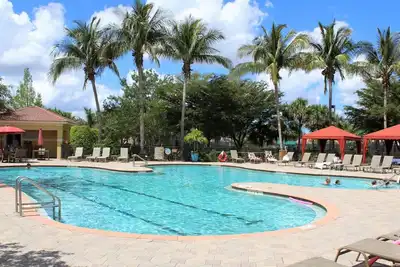 Image de Belle unité au rez-de-chaussée, WiFi gratuit, adhésion au club social incluse, profitez de la vie au Country Club!