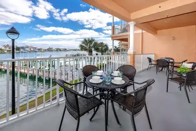 Image de Animaux acceptés, unité frontale au bord de l'eau, grand balcon, Wi-Fi et câble gratuits, piscine, W / D-200 Harborview Gran