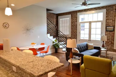 Image de Publicités Vintage Condo de luxe à thème, à deux pâtés de maisons du quartier français
