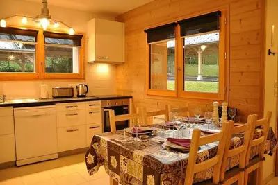 Image de Un charmant appartement de 2 chambres au rez-de-chaussée avec jardin privé