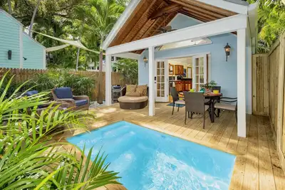 Image de << Swept Away @ Vieille Ville >> Dreamy Private Home & Jacuzzi + Derniers Services CLÉS. . .