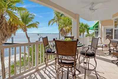 Image de << Sunset Point @ Sunset Marina >> Condo de luxe / Piscine & Spa + Derniers Services CLÉS. . .