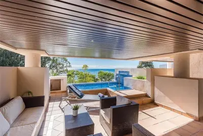 Image de Chambre de luxe à 2 lits avec vue sur la mer, balcon et piscine privée