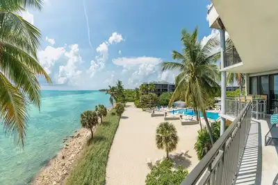 Image de << Windswept Palms @ The Beach >> Oceanfront / Pool & Jacuzzi + Dernier Service CLÉ. . .
