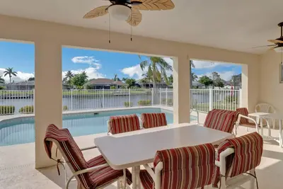 Image de Profitez de superbes couchers de soleil dans cette maison de canal d'eau douce de Cape Coral avec une vue paisible sur l'eau