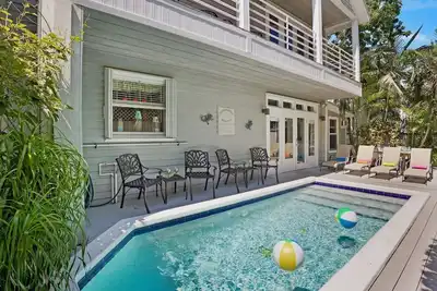 Image de << Americana Tropicale @ Vieille Ville >> Maison haut de gamme près de Duval + Derniers Services CLÉS. . .