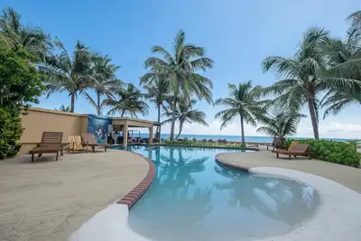 Vue sur la plage et l'océan, piscine avec bar dans la piscine, près de la ville!