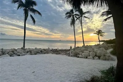 Image de Poolside Breeze Retreat A103: 2 Br, 2 Ba Condominium à Key West, pour 6 personnes