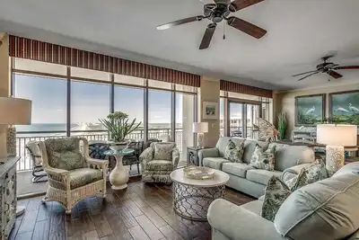 Image de Oceanfront Penthouse avec des vues spectaculaires Ă North Beach Plantation