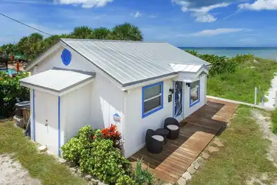 Image de Binnie's Beach Bungalow-Cottage sur la plage! Animaux acceptés. Wi-Fi et câble gratuits, pont, W / D