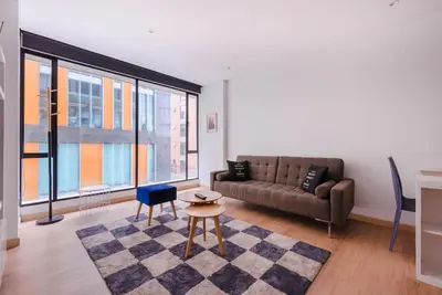 Image de Appartement de style loft de deux chambres. Le meilleur emplacement. Quartier sûr.