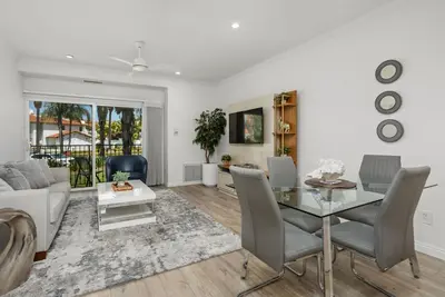 Image de Remodeler complet! À pied des restaurants, à proximité du golf et du spa. Luxe - À l'intérieur des portes!