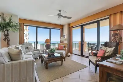 Image de 501c - 3br avec un décor coloré et une vue magnifique sur le golfe