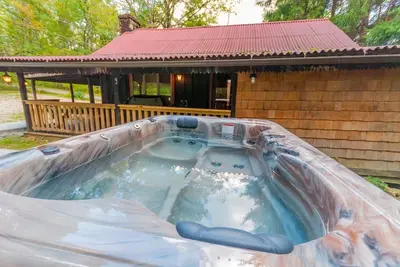 Image de Cabane confortable et rustique avec bain à remous à quelques minutes du parc d'État d'Ohiopyle!