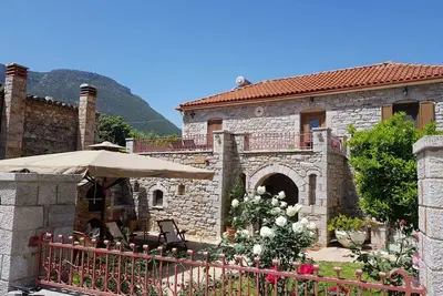 Image de maison traditionnelle en pierre merveilleusement restaurée