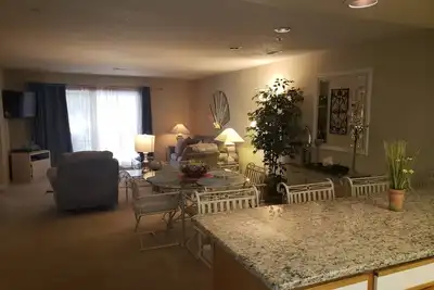 Image de Appareils De Nouvelle Cuisine! ! Grand condo au rez-de-chaussée près du golf et de l'autoroute 76. Piscine intérieure \/ extérieure. Bidet! !