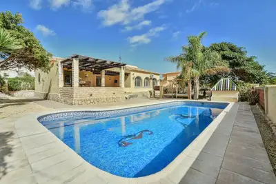 Image de Grande villa de 4 chambres avec piscine privée peut accueillir 10 personnes très près de la plage et port de plaisance
